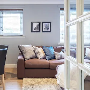 Apartment The Rock View Old Town 2-bedroom Terrace Lift Parking, Edinburgh