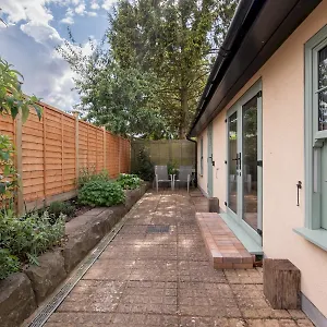 Pass The Keys Charming Garden With Parking Bath